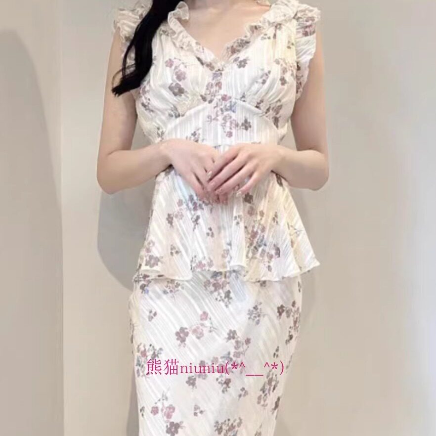 木耳边V领上衣+金银丝鱼尾半身裙