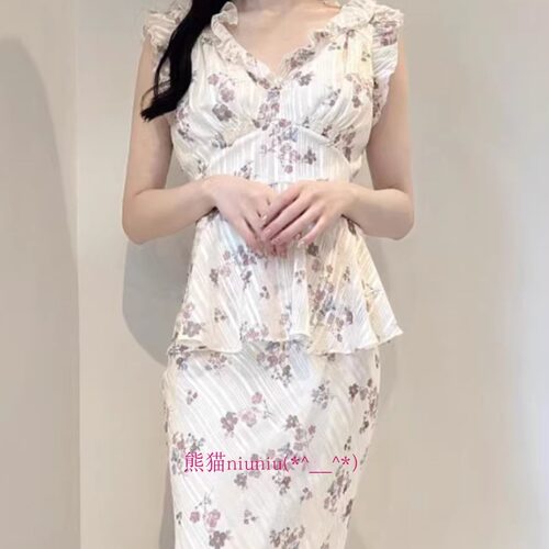 木耳边V领上衣+金银丝鱼尾半身裙