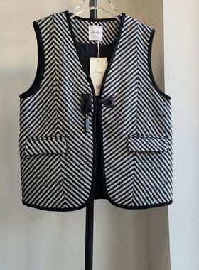 钡He正品断码亏清 百搭人字纹皮扣羊毛马夹外套短裤两件套套装女