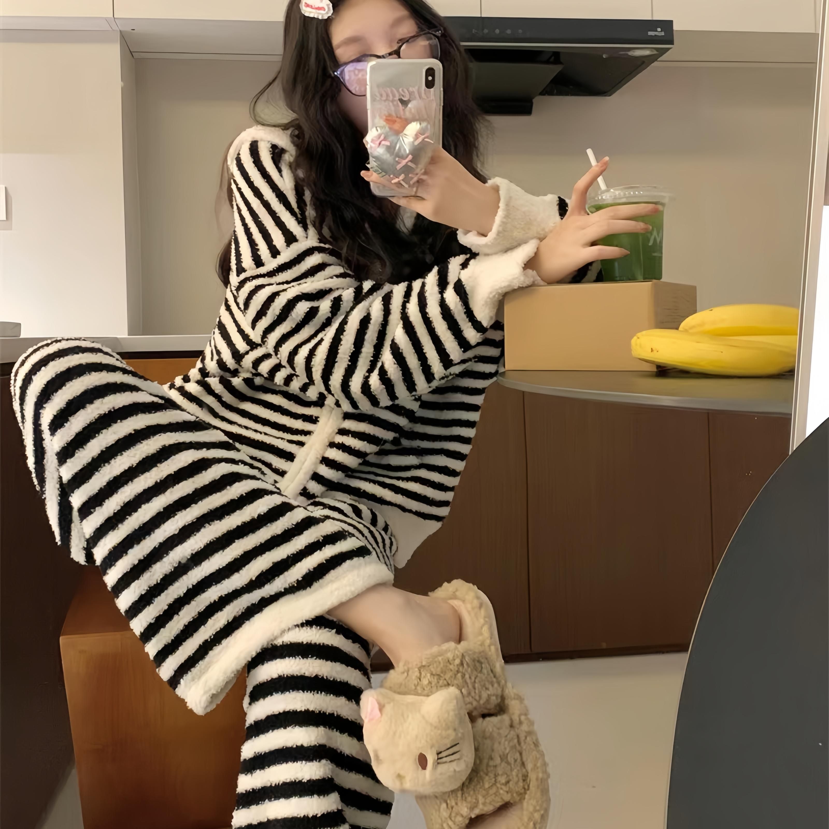 2025新款珊瑚绒条纹睡衣女秋冬季天半边绒加绒加厚家居服连帽套装