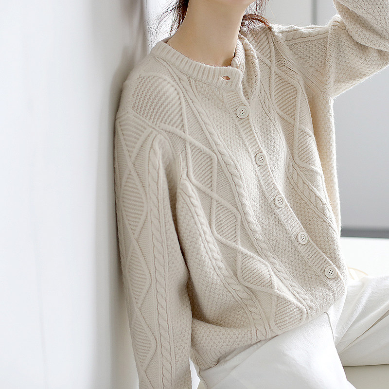 2025春秋新款山羊绒针织开衫女宽松大码复古麻花圆领毛衣外套