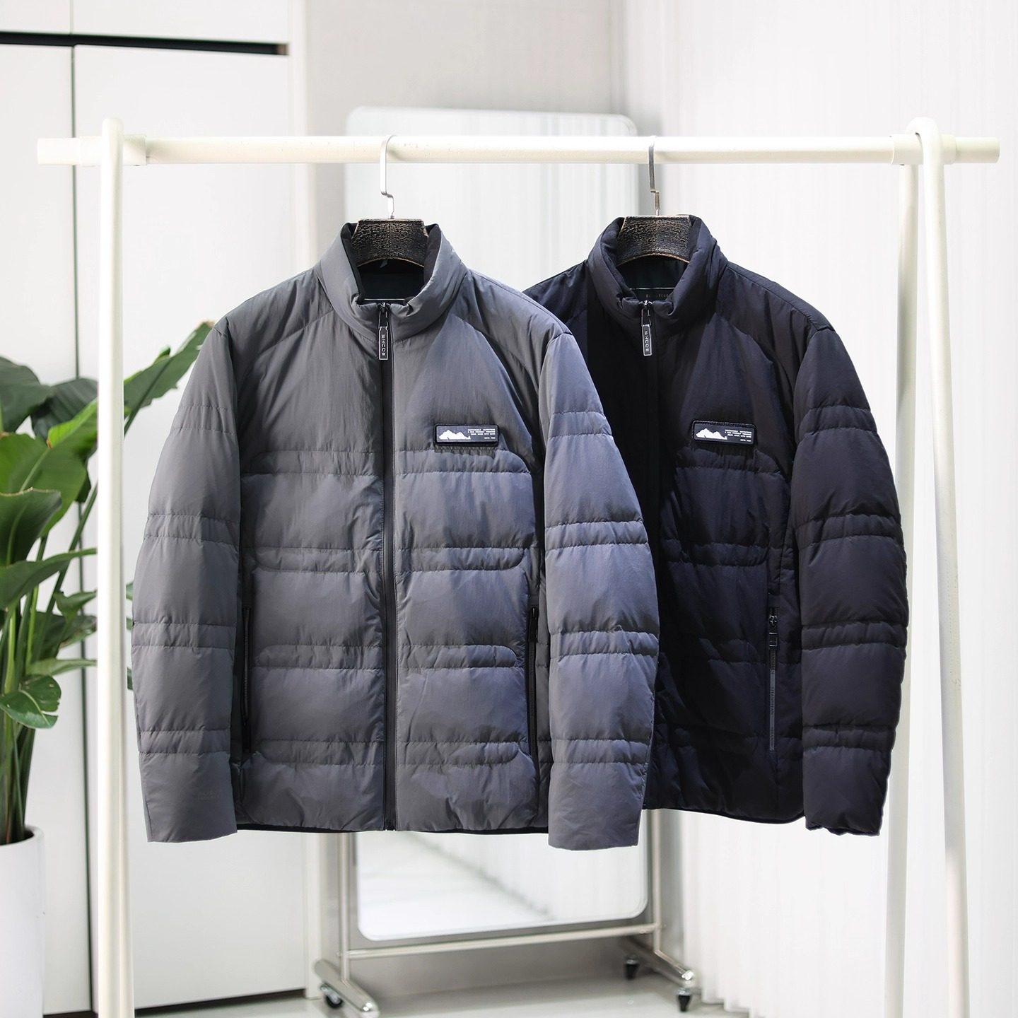 男轻盈蓬松保暖防泼水立领羽绒服