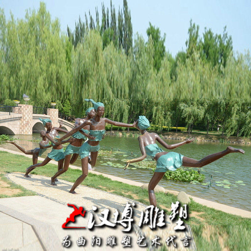 小朋友玩老鹰捉小鸡雕塑儿童嬉戏童趣铸铜雕塑玻璃钢园林景观雕塑