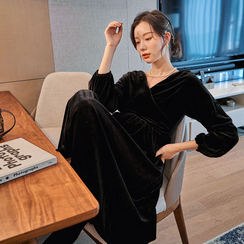 孕妇秋装连衣裙孕妇装时尚款春秋款洋气丝绒潮妈外出上衣哺乳裙