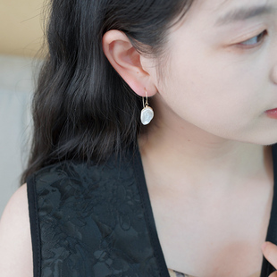 小众简约设计感人造花瓣珍珠耳环14k包金耳挂耳钩通勤百搭女50737