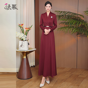 高级感酒红色连衣裙2025秋装新款轻奢气质V领收腰显瘦长裙春装