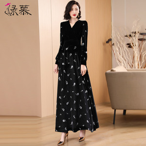高级黑色丝绒连衣裙女2026春秋新款今年流行拼接气质修身过膝长裙
