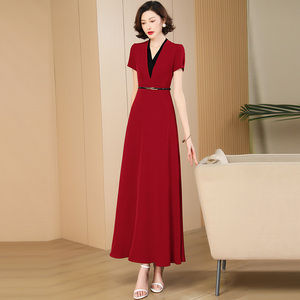 高级感假两件酒红色连衣裙女长款2026夏季新气质显瘦正式场合长裙