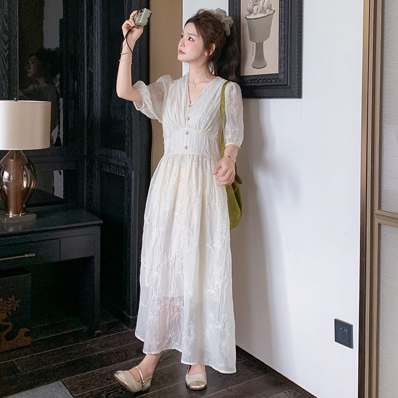 法式V领显瘦勾花白色连衣裙女2025夏季新款收腰刺绣仙女裙蕾丝裙，女装连衣裙，浙宝180A