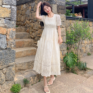 清纯系松弛感白色连衣裙女夏2025年好看减龄独特漂亮绝美连身长裙图片