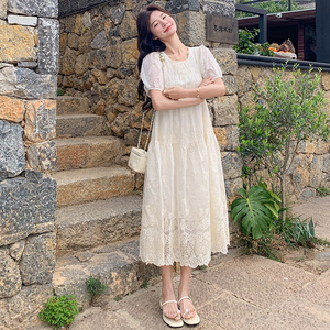 清纯系松弛感白色连衣裙女夏2025年好看减龄独特漂亮绝美连身长裙图片