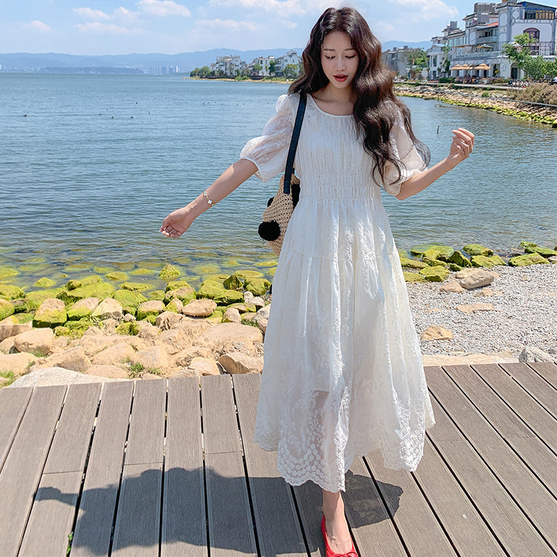 白色刺绣圆领连衣裙女2025夏新款法式收腰显瘦中长款温柔风仙女裙图片