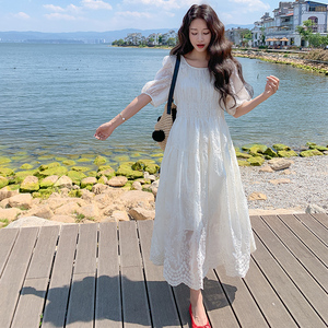 白色刺绣圆领连衣裙女2025夏新款法式收腰显瘦中长款温柔风仙女裙图片