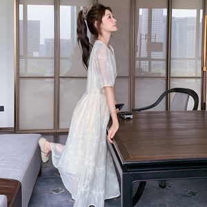 法式V领显瘦勾花白色连衣裙女2025夏季新款收腰刺绣仙女裙蕾丝裙图片