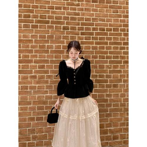 桃可了◆《德芙娜手环》重工丝绒方领蕾丝上衣+蝴蝶刺绣闪片半裙