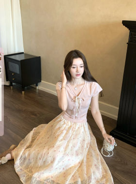 桃可了《丝带月光》淡粉v领蝴蝶结T恤收腰上衣刺绣印花中长款半裙