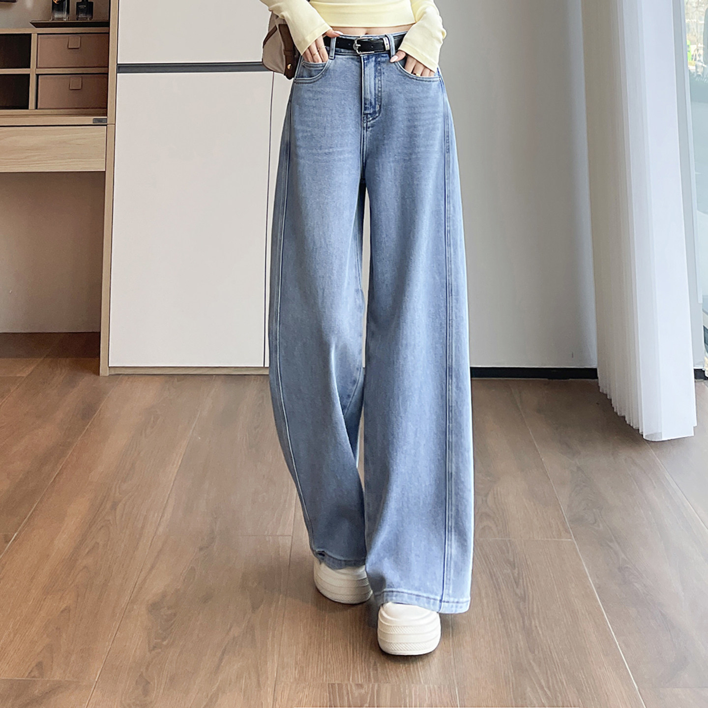 早春垂感阔腿牛仔裤女2026新款流行宽松弯刀裤浅蓝显瘦拖地长裤子