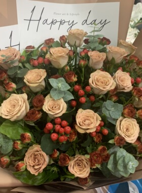 卡布奇诺巧克力玫瑰套餐组合花束云南昆明基地直发百合节日情人节