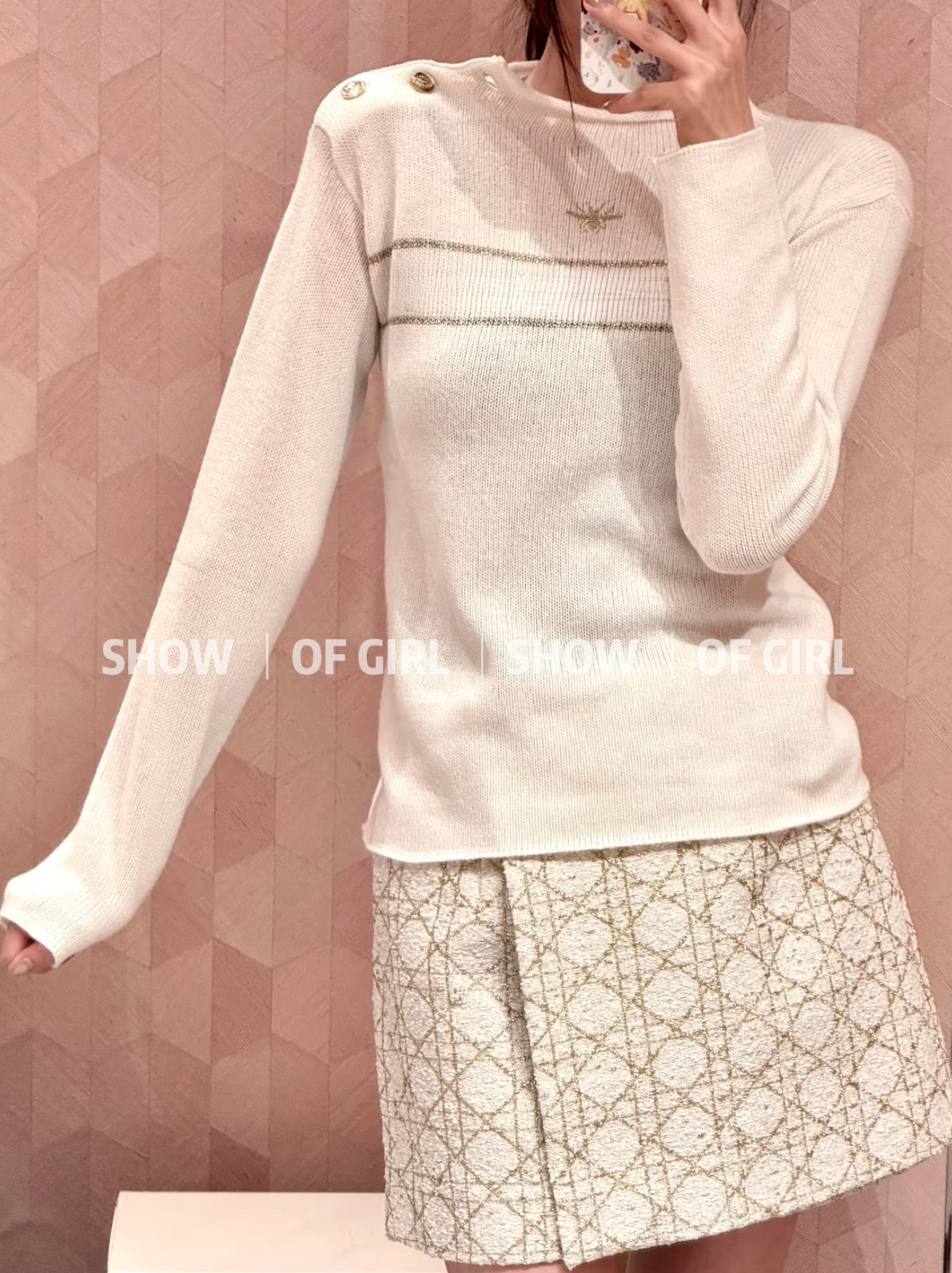 Show   OF   Girl   christmas platinum limit ! 25FW Autumn and winter Little bee Embroidery Cashmere Staple dyeing sweater