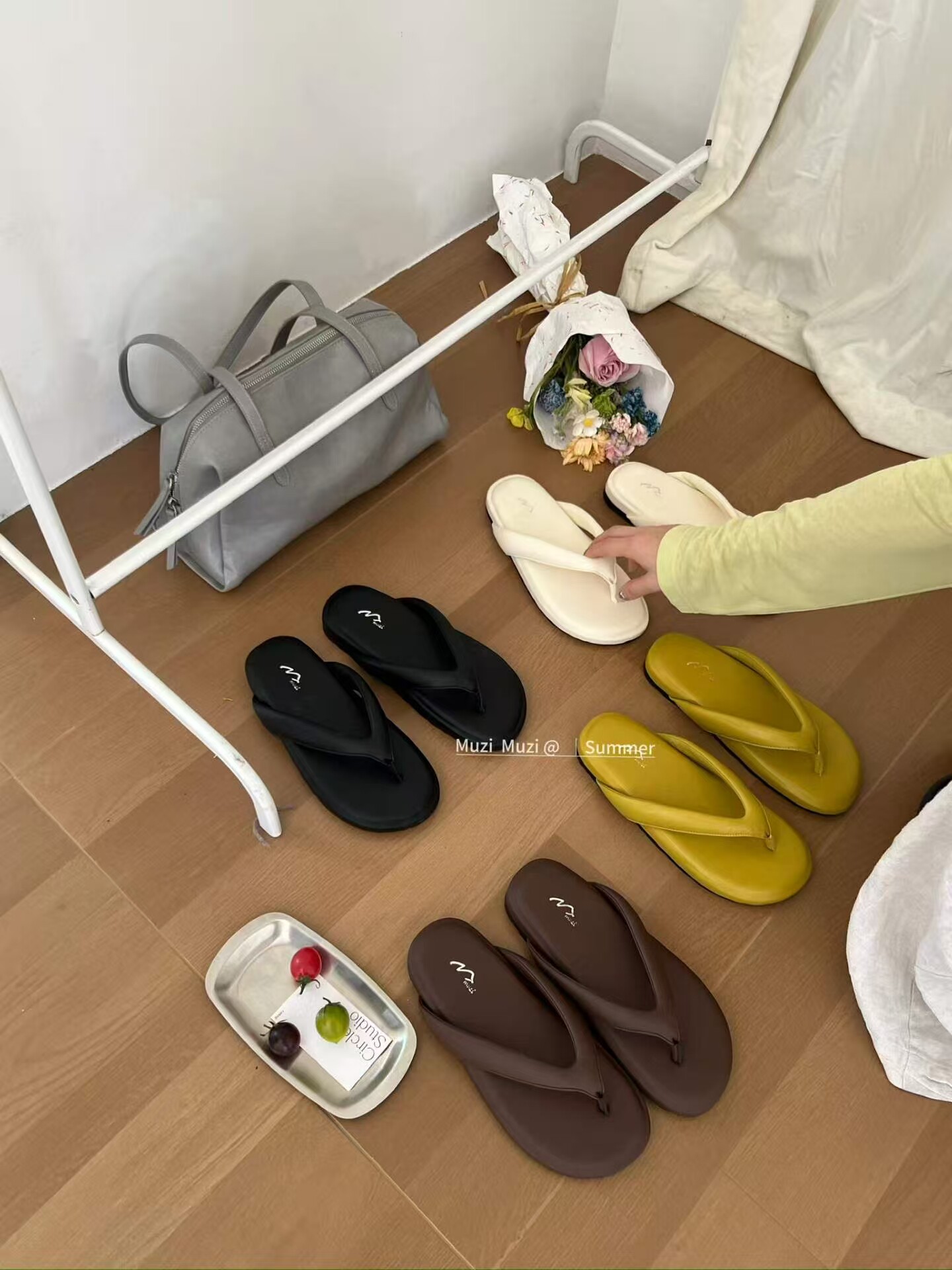 2026新款夏季韩系面包拖厚乳胶夹脚简约踩屎感外穿度假拖鞋女
