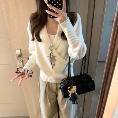 韩系高级感V领交叠针织衫女秋冬季白色毛衣收腰修身内搭打底上衣