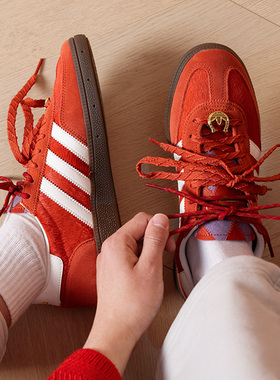 阿迪达斯三叶草2026新年款男女同款绒面革复古红德训鞋板鞋KJ6299