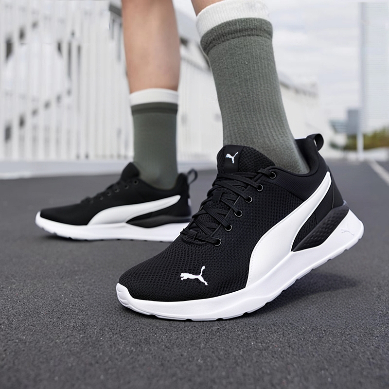 网布鞋面搭配EVA中底；外观简洁