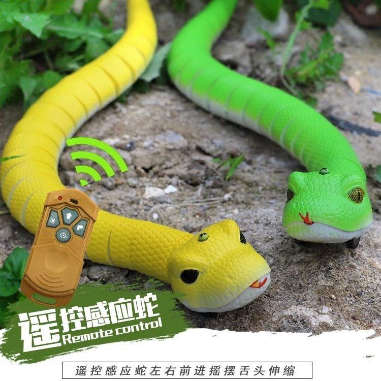 仿真假蛇会动新奇特整蛊玩具爬行动物遥控响尾蛇感应眼镜蛇搞怪