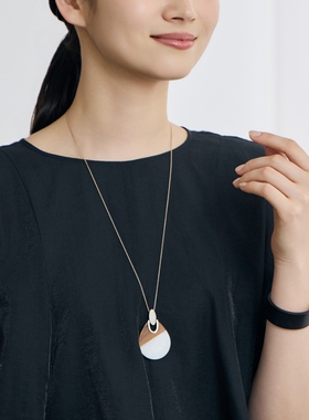 自由区优雅气质感日杂刊登亮点单品双色亚克力项链女ONWARD