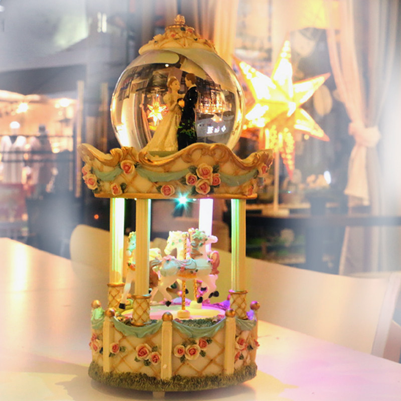 新郎新娘音乐盒水晶球旋转木马八音盒闺蜜结婚送女友求婚浪漫礼物