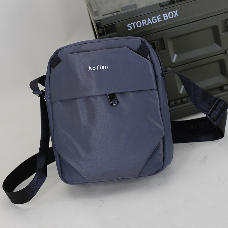 男士斜挎包耐磨加厚简约休闲单肩中年小方包新款外出便携小型背包