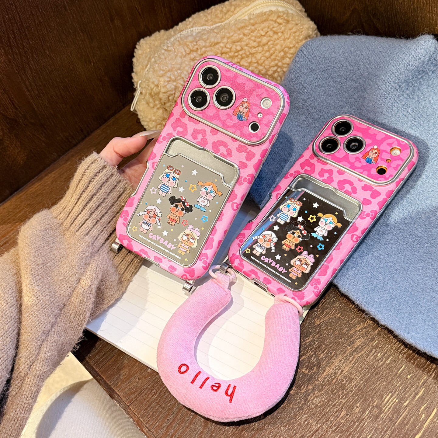 简约时尚哭娃粉色可爱卡通iPhone17promax手机壳苹果16/15/14防摔保护套毛绒挂绳可插卡带镜面化妆镜高级感女