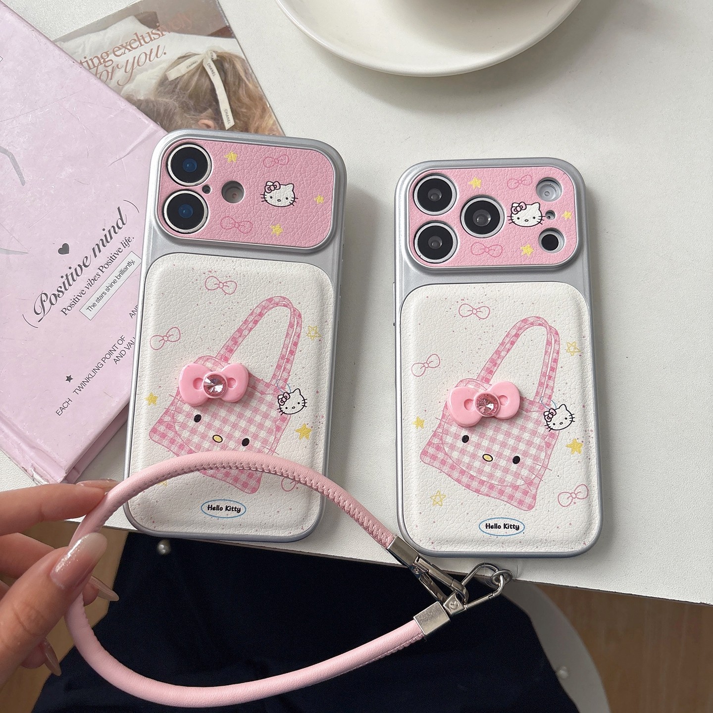 新款简约粉色可爱卡通HelloKitty适用苹果iPhone17promax手机壳16/15/14保护套格子购物袋皮挂绳手链时尚百搭