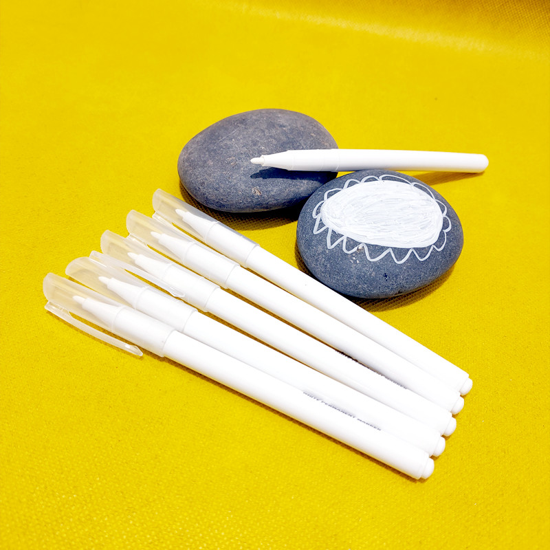 覆盖性强白色勾线笔七牛防水不晕