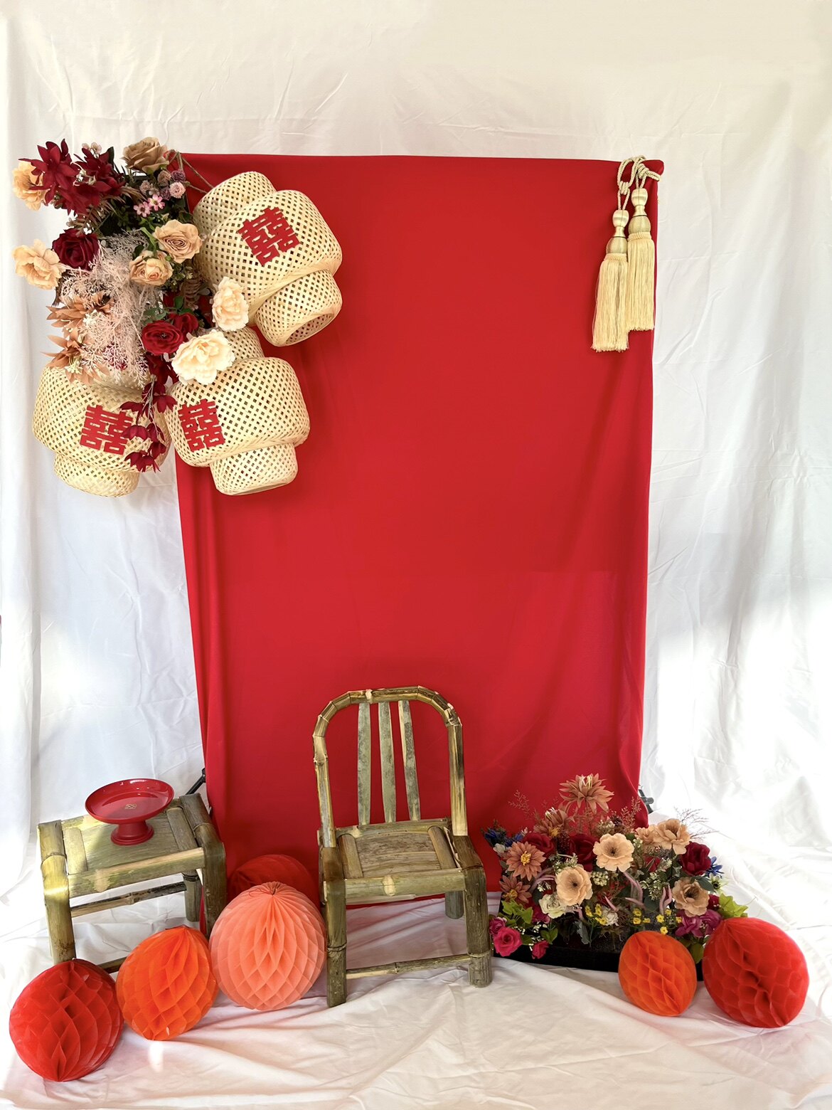 新中式婚纱摄影喜嫁风拍摄道具藤编镂空灯笼红背景装饰花蜂窝灯笼