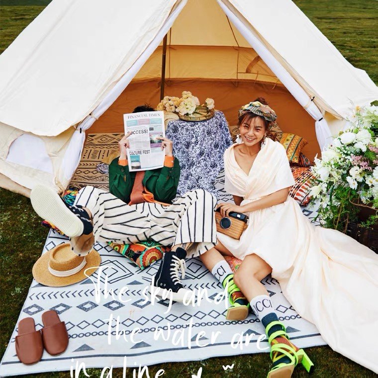 新款时尚创意旅拍婚纱摄影道具地毯 礼帽 编织相机造型单肩包户外