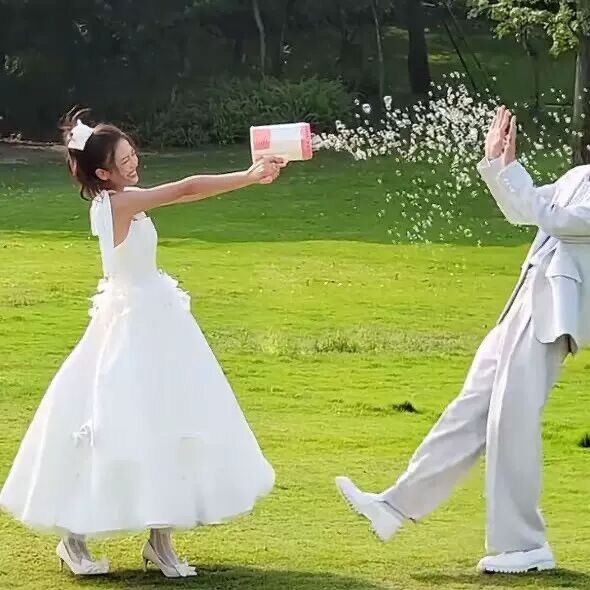 新款影楼婚纱摄影拍照道具粉色泡泡机外景拍摄手拿道具仿真花捧花