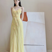 「黄玫瑰」立体花朵气质V领收腰高级感礼服吊带连衣裙