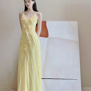 「黄玫瑰」立体花朵气质V领收腰高级感礼服吊带连衣裙