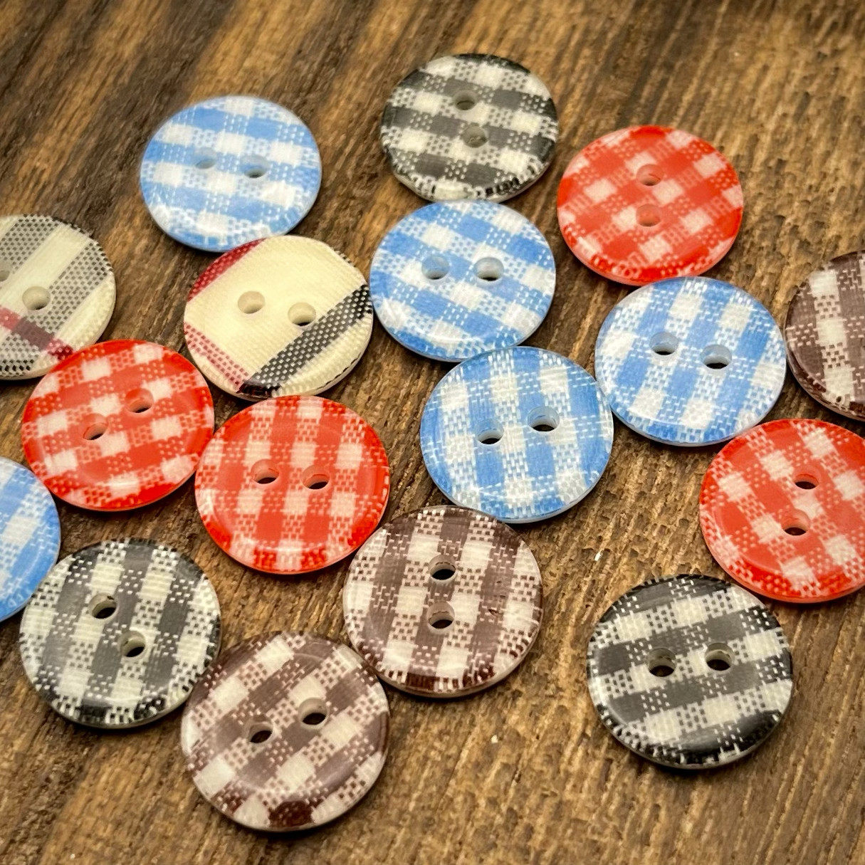 布纹树脂纽扣diy儿童装饰扣宝宝衣服圆形两眼衬衫扣彩色格子扣子