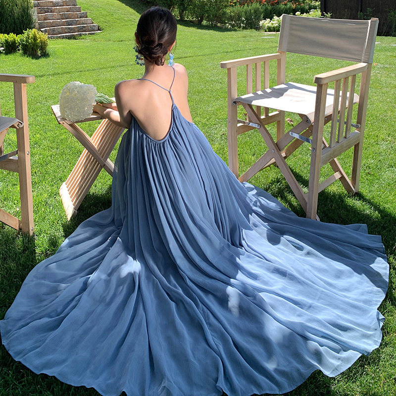 法式海边度假蓝色吊带连衣裙子女夏季新款气质无袖露背沙滩长裙子