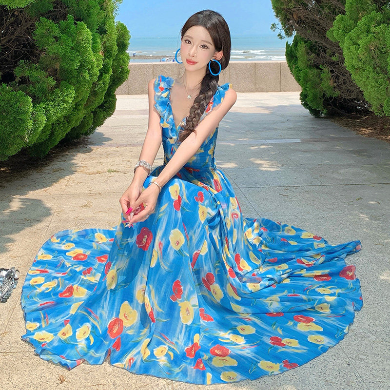 海边度假穿搭蓝色v领碎花连衣裙子女夏季收腰露背大裙摆沙滩长裙
