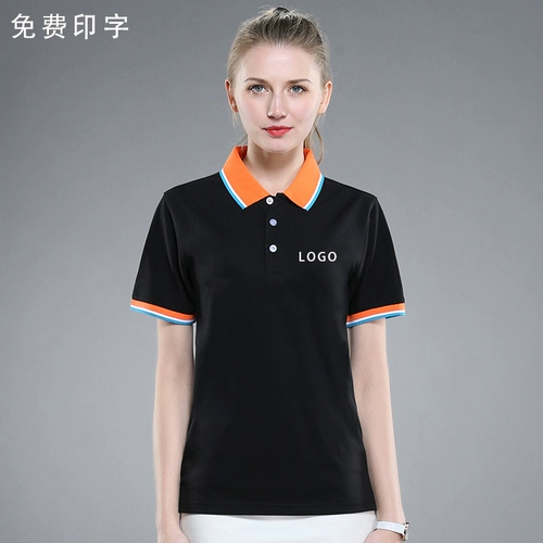 Отец -официант обслуживает