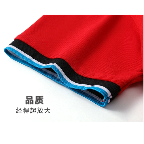 Отец -официант обслуживает