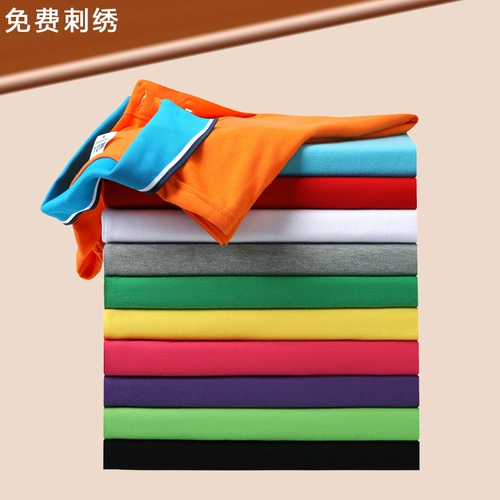 Отец -официант обслуживает