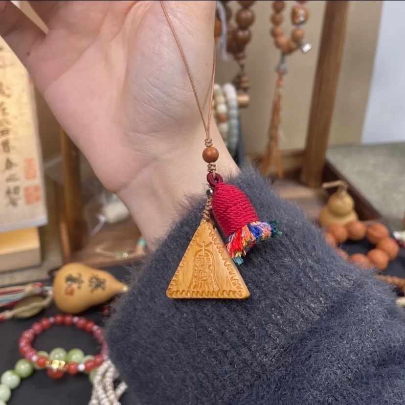 天然檀木雕刻三角牌挂件木质雕刻搭配流苏穗吊坠钥匙扣
