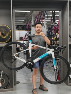 25款JAVA火6碳纤维公路车超高性价比碳轮碳把105大套油碟机械变速