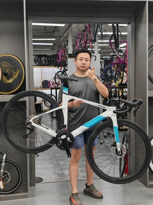 25款JAVA火6碳纤维公路车超高性价比碳轮碳把105大套油碟机械变速