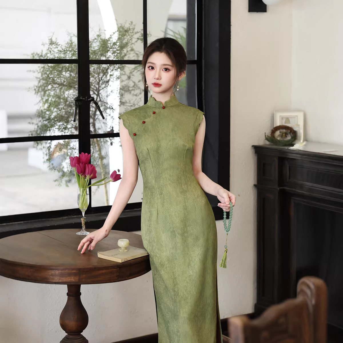 2026春夏新款旗袍提花长款无袖花瓣领修身低开叉长款芥末绿连衣裙