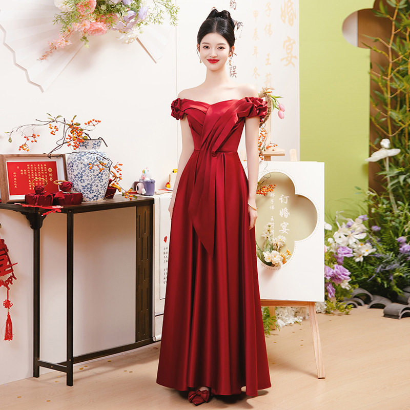 在逃公主敬酒服新娘2026新款酒红色订婚礼服一字肩显瘦法式晚礼服